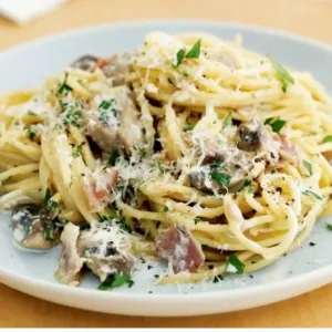 Спагетти с курицей и томатами под сыром