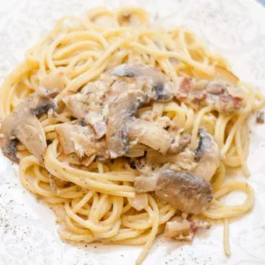 Спагетти с грибами под сыром